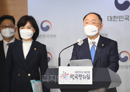 홍남기 부총리 겸 기획재정부 장관이 3월 29일 오후 서울 광화문 정부서울청사에서 열린 '반부패정책협의회 결과'와 관련 브리핑에서 발표문을 낭독하고 있다. (사진:기재부제공)